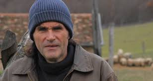 Egy kiugrott milliomos, akinek fentről segítik a sorsát