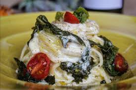 Era il 1986 quando pubblicavamo questa bellissima immagine di un piatto della tradizione pugliese: Spaghetti Alla Chitarra Con Cime Di Rapa Ricotta E Pomodorini Il Gusto Di Andre