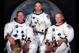 Or sur certains clichés, les petites croix semblent masquées par certains objets. Les Premiers Hommes Sur La Lune Neil Armstrong Et Buzz Aldrin Cite Des Telecoms