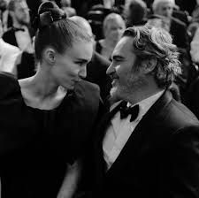 Actress and philanthropist rooney mara was born on april 17, 1985 in bedford, new york. Joaquin Phoenix Rooney Mara Iliskisinden Aska Bakisinizi Degistirecek 7 Ders