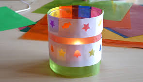 Des bricolages de noël faciles à réaliser en famille pour décorer la maison, préparer la crèche de noël et des petis cadeaux. Bricolage De Noel Facile Pour Petits Enfants Photophore En Papier Vitrail