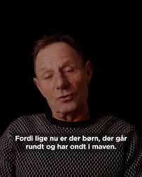 Alle kan få brug for førstehjælp. Det ved 71-årige Mogens Simonsen. En  ulidelig varm solskinsdag i starten af juni sidste år kører hans kone  65-årige Karla Simonsen afsted i bilen for at