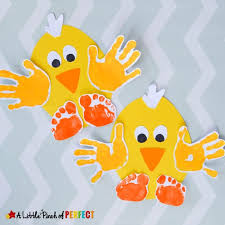 Even if younger kids can't make a masterpiece, they'll still have loads of fun messing around with. Handprint Chick Easy Spring And Easter Craft For Kids