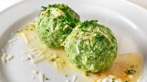 Flaumige Spinatknodel Aus Sudtirol Mit Brauner Butter Und Parmesan Die Sudtiroler Sind Die Meister Der Semmelknodelkuche Spinatknodel Rezept Knodel Sudtiroler