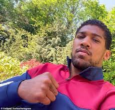 Anthony joshua has lashed out at tyson fury, calling him a fraud with their undisputed title fight on the it is a big blow to the undisputed heavyweight championship fight between joshua and fury on. Anthony Joshua Zeichen Ein Wandbild An Sich Selbst In Marbella Sport Shop Aktuelle Boulevard Nachrichten Und Fotogalerien Zu Stars Sternchen