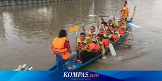 Perahu sudah di tangan, perahu sudah di air. Ngabuburit Sambil Mendayung Perahu Di Sungai Kalimalang Bekasi