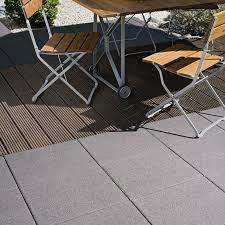 Spring By Metten Bietet Die Passenden Steine Fur Alle Die Den Garten Etwas Anders Sehen Bei Diesem Preisbeispiel Wurde Terrassen Platten Holzdielen Terrasse