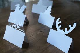 Pour définir le placement de chaque invité, disposez ces petites cartes dans les assiettes. La Table Des Fetes Diy Marques Place Fimo Et Papier