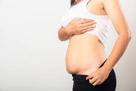 Fettschürze nach Schwangerschaft: Wie wird man sie wieder los?