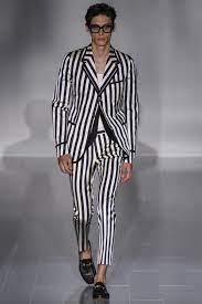 Costumes, pantalons,chemises, accessoires mode pour hommes, tous nos bons plans à découvrir sur le blog. Les 10 Tendances Mode Homme Du Printemps Ete 2015 Menswear Mens Fashion Trends Well Dressed Men