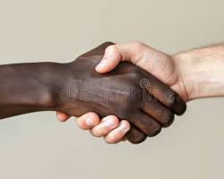 Immagine di Gruppo di persone che si danno la mano, simbolo di unità nella diversità
