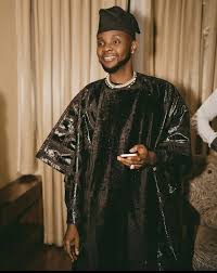 The singer was spotted standing with the little ones who were cuddled in his warm and fatherly embrace. Kizz Daniel Carrying His Twin Boys Jelani And Jalil Celebrities Nigeria