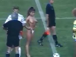 El saque de honor más polémico del fútbol: lo realizó una actriz porno  desnuda