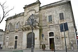 Il centro storico di manduria si sviluppa in una serie di stradine strette e contorte. Facciata Palazzo Ed Entrate Bar Picture Of Caffe Del Borgo Antico Ginosa Tripadvisor