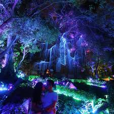 Selain pantai, persiaran ini mempunyai banyak banglo kolonial, dua buah complex membeli belah dan tarikan utamanya iaitu. Siapkan Kameramu Yuk Liburan Malam Di Avatar Secret Garden