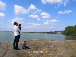 Batu pahat (jawi:باتو ڤاهت) merupakan sebuah daerah di johor, malaysia. Wordless Wednesday 81 Pantai Minyak Beku Batu Pahat