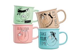 Merkur markt, 1969 yılında avusturyalı işletmeci karl wlaschek tarafından avusturya'da kurulan ve alman rewe grubuna bağlı olan avusturya merkezli bir süpermarket devi. Neue Merkur Sammelaktion Bunte Faultier Tassen Mit Chilligen Spruchen Mnews Medianet At