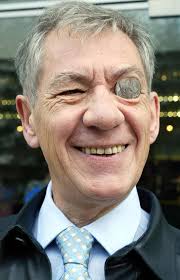 Sir Ian McKellen, üzerinde Gandalf'ın resmi olan bir Yeni Zelanda parası  tutuyordu. -2003 : r/lotr
