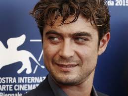 La nuova opera del maestro igor borozan per le prossime giornate europee del patrimonio 2010. L Ombra Di Caravaggio Riccardo Scamarcio Nella Prima Foto Del Film Di Michele Placido Movieplayer It