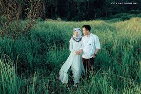 Foto prewed di pantai (beach pre wedding outdoor photoshoot) for irma+welly at pantai kuwaru jogja, photo by poetrafoto photography indonesia (fotografer yogyakarta). Prewedding Outdoor Foto Perkawinan Ide Perkawinan Gambar Perkawinan