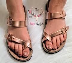 Birkenstock Arizona Rose Gold Buckle Yawl I Can T With These They Are Selling Out Fast Shopthepinkbuffalo Use Code Kayla For 1 Birkenstock Sandals Birkenstock Rose Gold Birkenstocks