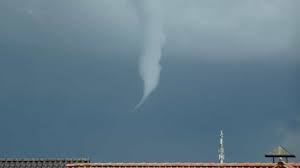 Tornadoes are some of the most destructive forces of nature. Borken Tornado Zieht Uber Ortsteil Weseke Hinweg Stern De