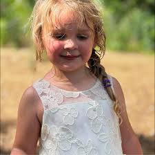 I made these giant snowmen over the weekend. Bird, trees and snowflakes  came from Booxie & Button Designs hearts ate from Forest Acre Primitives ☃️