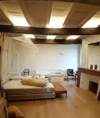Il existe de nombreux luminaires pour un plafond avec des poutres. Realisation Eclairage Atout Solutions