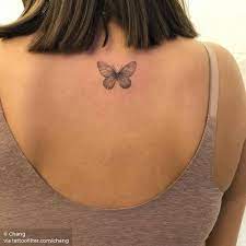 Single Needle Butterfly Tattoo On The Upper Back Butterfly Needle Single Tattoo Upper Hals Tattoo Frauen Schmetterlingstattoo Tattoo Hals