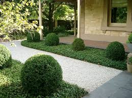 Gravel Path Edged By Vinca With Sculpted Boxwood Bubbles Great For Low Maintenance Where Grass Won T Boxwood Landscaping Pool Landscaping Porch Landscaping