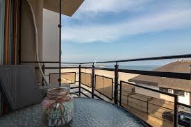 Renovata complet in anul 2018, vila adriano eforie nord ofera acum cazare in camere amenajate modern, in culori estivale, dotate cu aer conditionat, minibar si televizor. Vila Adriano Eforie Nord Contact Direct