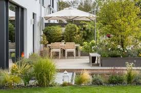 Moderner Garten Bei Munchen Mit Wasserbecken Felsenbirne Wasserbecken Gardening A Swimming Pool In 2020 Modern Garden Modern Garden Design Contemporary Garden