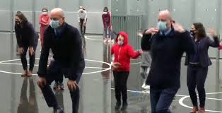 Diplômé de sciences po et docteur en droit, ce proche d'alain juppé et de françois baroin est passé. Jean Michel Blanquer Hits A Sports Session With School Children And Hums Sportsbeezer