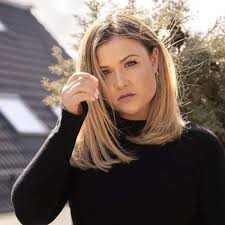 Was haben wir schon alles gemeinsam durchgemacht. Sophia Thiel Postet Nacktbild Mit Emotionaler Botschaft Zensur Durch Instagram Netzwelt