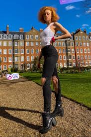 A white shirt plus mom jeans rolled to the ankles and paired with heels is a winning combo! Der Style Von Anna Ermakova Gala De