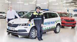 Investigator jana vinická comes to a police station in the kasperské mountains. Nova Skoda Karoq Ve Sluzbach Mestske Policie V Rychnove Nad Kneznou Skoda Storyboard