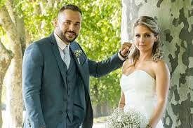 Synopsis :dans mariés au premier regard, les candidats se rencontrent le jour de leur mariage, à la mairie de grans, devant le maire yves vidal, avec l'assurance de trois experts qu'ils seront parfaitement compatibles avec leur moitié selon les résultats des tests qu'ils ont eu à passer1. Maries Au Premier Regard Elodie Clashe Violemment Steven Sur Les Reseaux Sociaux Robe De Mariee Robe De Mariee Sans Bretelles Marie