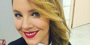 Mivel azonban újabb fotókat helyezett el nyilvános közösségi oldalán, újra előkerült varázslatos átalakulásának története. Toth Vera Meg Mindig Nem Elegedett A Testevel Cosmopolitan Hu