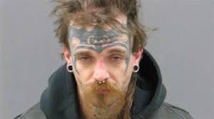 Accusé en possession d'un arsenal