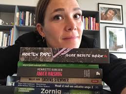 Når man opdager at ikke bare EN men TO af ens bøger er i socialministerens  bunke af bøger til efterårsferien 🕺🍾❤️🎉 “Zornig