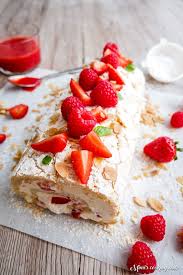 Roulade Meringuee Fraises Et Amandes Recette Roulade Meringue Recette Avec Des Fraises Recette Entremet