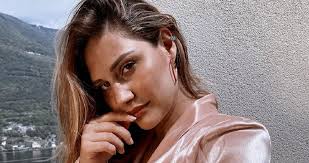 Una volta finito il programma decide di sfruttare la sua popolarità per lanciarsi nel mondo della moda, diventa quindi una fashion blogger e influencer. Beatrice Valli Rotolini In Bikini Finalmente Un Corpo Vero Nelle Tue Forme Tutta La Bellezza