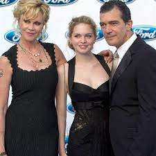 Antonio banderas (@antoniobanderas), el guardaespaldas del cine español, protagoniza nuestra portada de junio. Melanie Griffith Und Antonio Banderas Tochter Stella Stiehlt Ihnen Die Show
