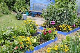 8 Bordures Pratiques Et Charmantes Bordure Jardin Bois Bordure Jardin Amenagement Jardin Devant Maison