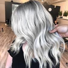 silberblond wie ein silberblondes haar aussieht ein madchen mit schwarzer bluse in 2021 silber blond haarfarben silberblonde haare