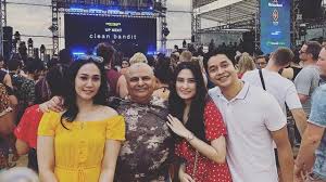 Angbeen rishi (lahir 27 agustus 1997) adalah aktris asal indonesia. Jarang Tersorot Ini 6 Momen Angbeen Rishi Bareng Ayahnya Yang Berdarah India Hot Liputan6 Com
