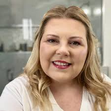 Lisa Bertolini's Instagram, Twitter & Facebook