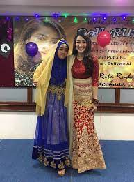 Baju dhoti kurta ini biasanya digayakan bersama gaun kembang ataupun dengan menggunakan warna kelabu sebagai warna tema, gandingan baju melayu moden yang dihiaskan bersma aksesori tambahan dan gaun. Wah Mmg Cun Betul Customer2 Sewa Baju Bollywood Muslimah Facebook