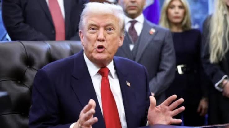 भारत-चीन पर 100% टैरिफ का खतरा, रूसी तेल खरीद से जुड़े कानून पर ट्रंप ने किए दस्तखत - donald trump signs russia iran sanctions law tariffs on india china ntc acwi - AajTak