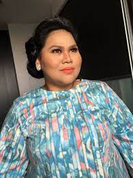 شريفة مريم بنت سيد عبد الله الحداد) (lahir 17 november 1984) atau lebih dikenali sebagai sherry alhadad merupakan seorang pelawak , pelakon dan pengacara tv terkenal malaysia. Sherry Al Hadad On Twitter Malaysia Hari Inj